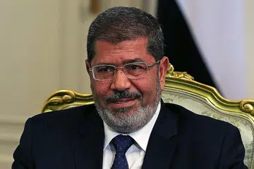KESIHATAN MEROSOT SEMASA DI PENJARA: Pendakwa raya mengatakan Encik Mursi rebah dalam kandang tertuduh di mahkamah sejurus selepas bercakap dan disahkan meninggal di hospital. - Foto fail