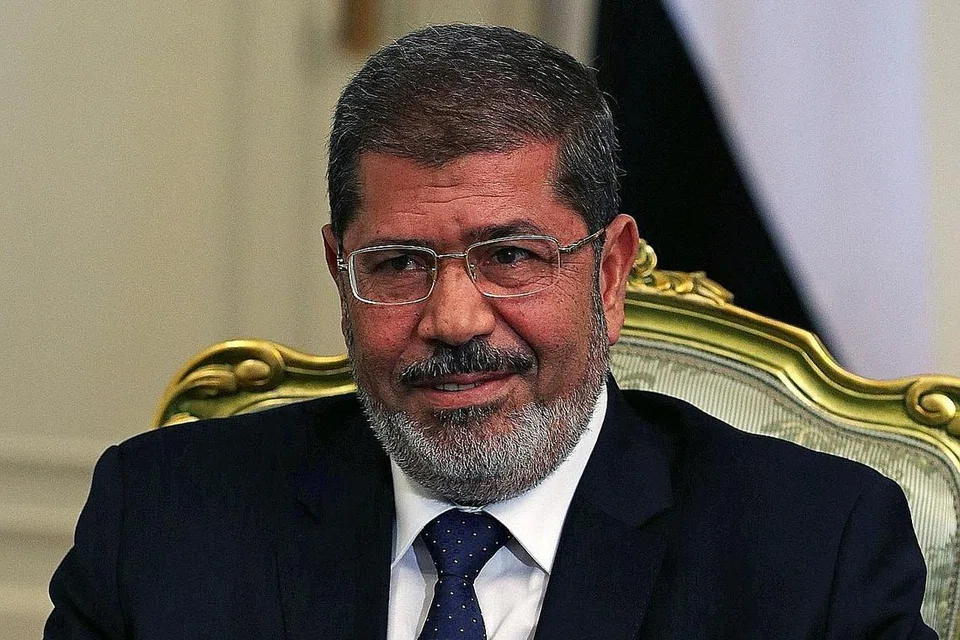 KESIHATAN MEROSOT SEMASA DI PENJARA: Pendakwa raya mengatakan Encik Mursi rebah dalam kandang tertuduh di mahkamah sejurus selepas bercakap dan disahkan meninggal di hospital. - Foto fail