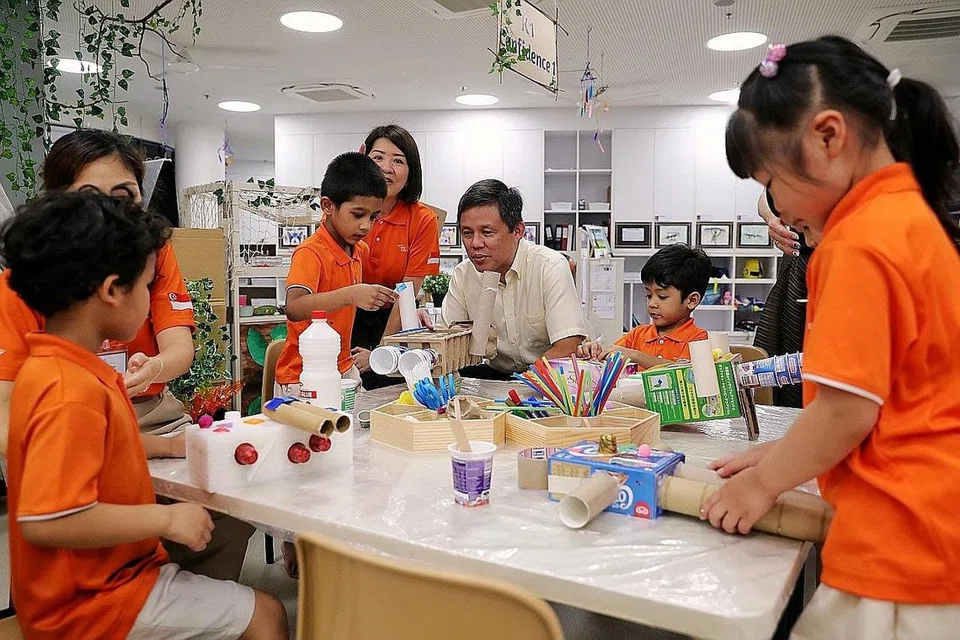 MENYEDIAKAN KANAK-KANAK UNTUK MASA DEPAN: Encik Chan Chun Sing berpeluang bergaul bersama kanak-kanak di pusat prasekolah baru My First Skool yang terletak di 6 New Punggol Road. - Foto BH oleh KEVIN LIM