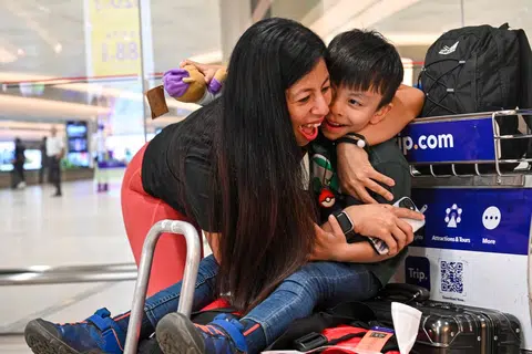 Cik War War Lwin Tun, 41 tahun, kelihatan memeluk anaknya Abyan Imtiaz Irkiz, yang kini bergelar pemegang rekod sebagai warga Singapura paling muda yang telah mendaki ke khemah induk Gunung Everest.