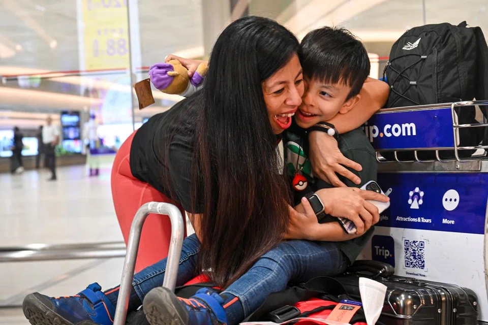 Cik War War Lwin Tun, 41 tahun, kelihatan memeluk anaknya Abyan Imtiaz Irkiz, yang kini bergelar pemegang rekod sebagai warga Singapura paling muda yang telah mendaki ke khemah induk Gunung Everest.