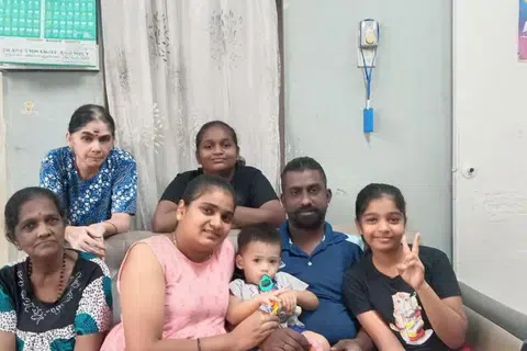 Si cilik, Muhammad Adam, dua tahun (tengah), sangat akrab dan manja dengan keluarga angkatnya berbangsa India.