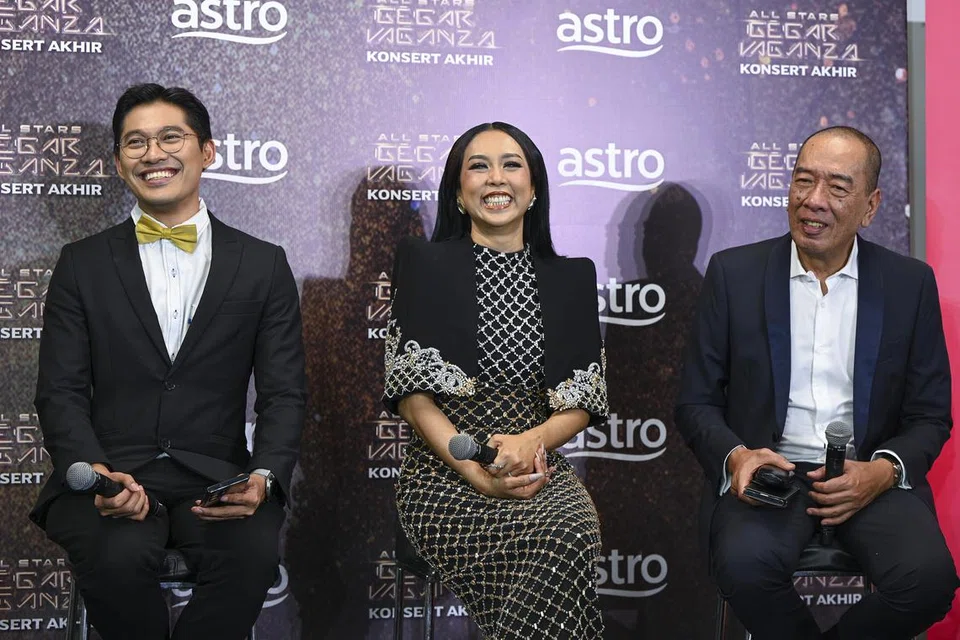 TUNGGU JIKA ADA LAGI: Pengurus Saluran Astro Ria, Encik Idlan Zahari (kiri) menyatakan pihaknya masih dalam perbincangan dan berharap ‘Gegar Vaganza’ dapat diteruskan bagi musim ke-11. Bersamanya adalah juri tetap, Datuk Syafinaz Selamat (tengah) dan Ketua Juri, Datuk Ramli MS, semasa sidang media konsert akhir, ‘All Stars Gegar Vaganza’.