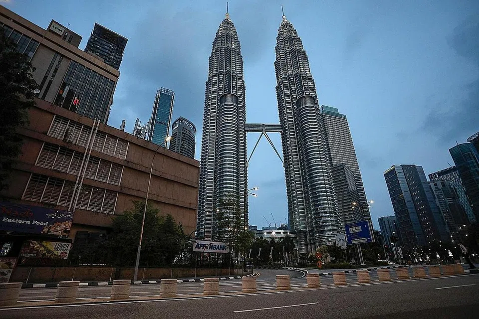 DI KUALA LUMPUR - BANDAR JADI SEPI: Jalan raya yang biasanya sibuk di kawasan dekat KLCC ini berubah menjadi sunyi sejak Perintah Kawalan Pergerakan berkuat kuasa di Malaysia pada 18 Mac 2020 (gambar atas). Sementara itu, pegawai polis dikerah memeriksa kenderaan semasa menjalankan operasi sekatan jalan raya di Kuala Lumpur bagi memastikan orang ramai mematuhi peraturan itu. - Foto-foto REUTERS
