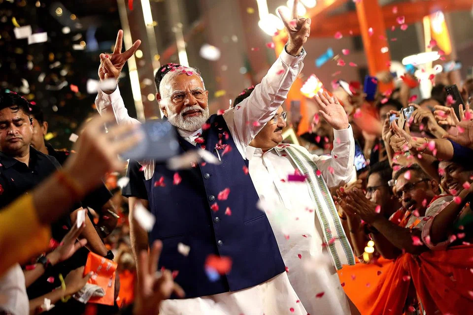 Perdana Menteri India, Encik Narendra Modi, (tengah) disambut meriah ketika tiba di ibu pejabat Parti Bharatiya Janata (BJP) untuk meraikan kemenangan parti itu dalam pilihan raya umum negara itu, di New Delhi, India.