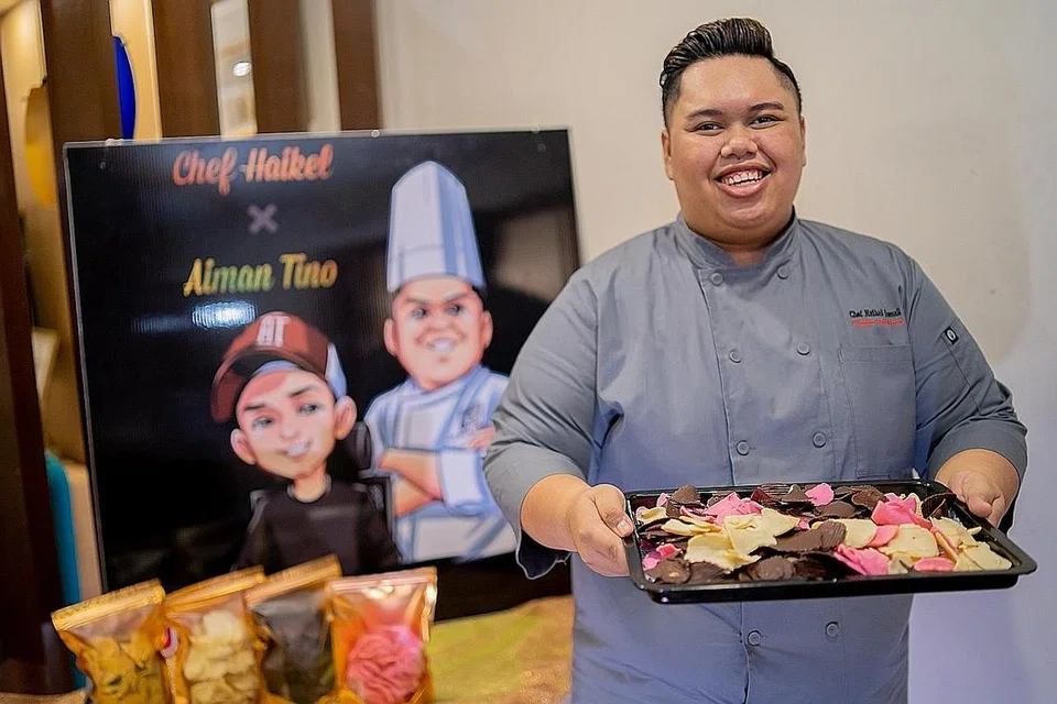 HADIAH BUAT PENYOKONG: Cef selebriti, Haikal Ismail, mengenalkan kerepek kentang bersalut coklat gelap, coklat putih dan coklat strawberi setahun setelah bisnes kerepek kentang telur asinnya laris. Perniagaan dikendalikan bersama penyanyi Malaysia, Aiman Tino. - Foto BH oleh NUR DIYANA TAHA