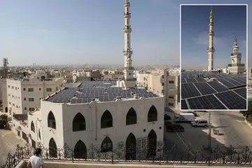 PACU KE ARAH TENAGA BERSIH LAGI MESRA ALAM: Masjid Hamdan al-Qara di selatan Amman, Jordan, dilengkapi dengan 140 panel solar di bumbungnya. Masjid dan banyak bangunan lain kini beralih kepada tenaga suria untuk jimat tenaga. - Foto-foto AFP