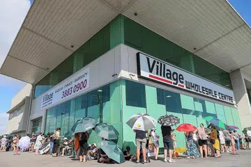 DAPATKAN VAKSIN COVID-19: Orang ramai beratur pada hari pertama vaksin khas buat kanak-kanak di sebuah klinik di Brisbane, Australia, semalam. Kanak-kanak berumur 5 hingga 11 tahun di negara itu kini layak menerima vaksinasi Covid-19 pertama mereka. - Foto-foto EPA-EFE