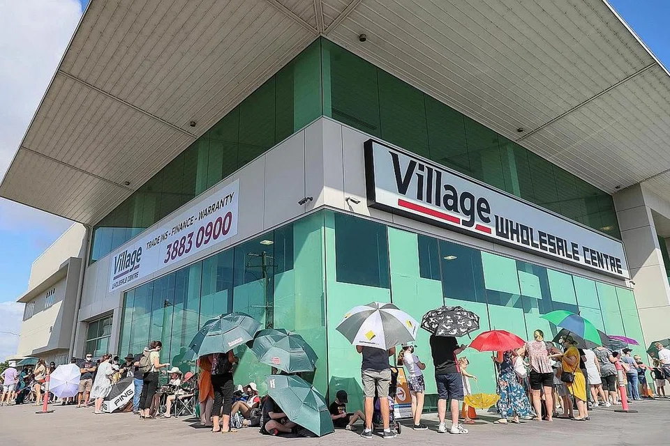 DAPATKAN VAKSIN COVID-19: Orang ramai beratur pada hari pertama vaksin khas buat kanak-kanak di sebuah klinik di Brisbane, Australia, semalam. Kanak-kanak berumur 5 hingga 11 tahun di negara itu kini layak menerima vaksinasi Covid-19 pertama mereka. - Foto-foto EPA-EFE