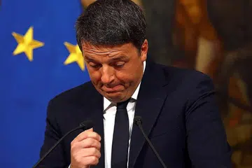 SUGUL: Encik Matteo Renzi mengumumkan peletakan jawatannya dalam satu sidang media semalam. - Foto REUTERS