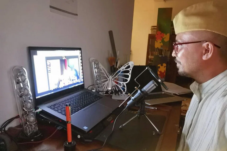 TELEFON SETIAP HARI: Encik Ayob Ismail menggunakan panggilan video untuk menghubungi isterinya, Cik Mega Suria Hashim, sejak mereka terpisah akibat sekatan bagi membendung wabak Covid-19. - Foto ihsan AYOB ISMAIL