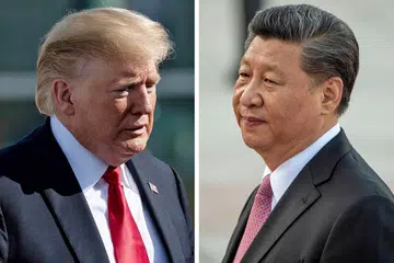 TIDAK SEPAKAT: Presiden Trump (kiri) sejak awal lagi telah mengkritik amalan dagangan China - kuasa besar ekonomi yang diterajui Presiden Xi (gambar kanan). - Foto-Foto REUTERS, AFP