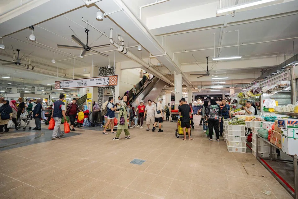 Pasar dan Pusat Makanan Geylang Serai yang dikunjungi ramai sekitar 9 pagi pada 1 November. Ia dibuka semula pada 1 November selepas tiga bulan ditutup kerana menjalani kerja-kerja naik taraf.