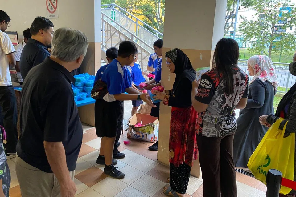 Sukarelawan daripada Sekolah Menengah Northbrooks turut membantu mengagih bubur Ramadan pada 2023, berlangsung di Blok 461, Yishun Avenue 6, anjuran bersama MAEC Nee Soon Link. 