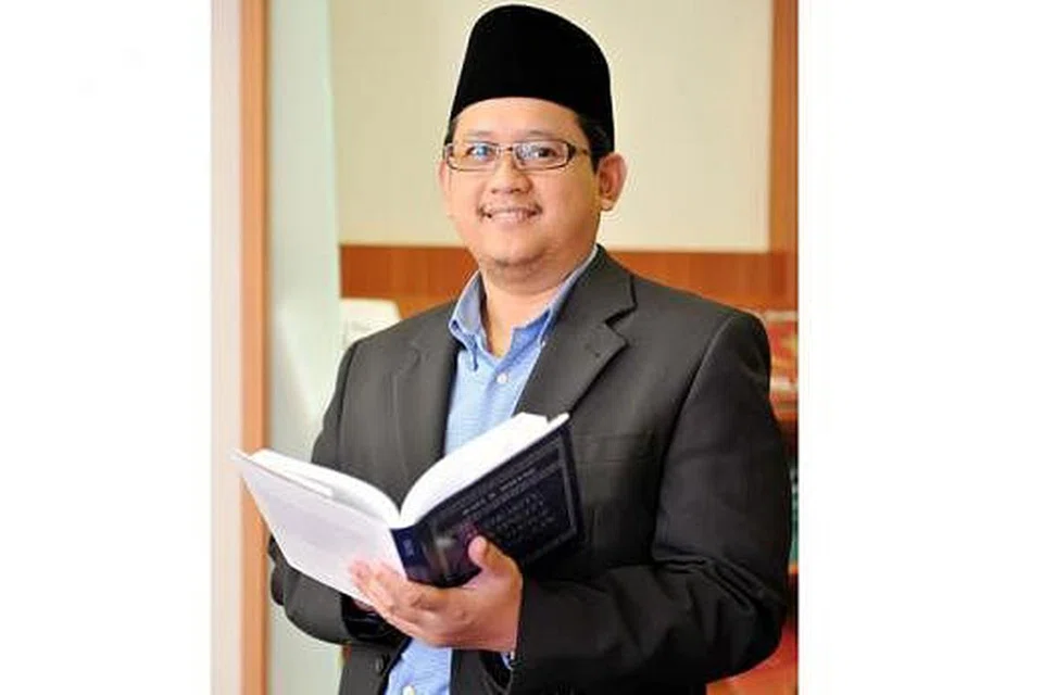 "Jangan bergaduh di antara kita. Memang ada pandangan yang berbeza di kalangan ulama, jadi terpulang... Kalau saya, jika ada orang bukan Islam yang beri salam dan saya kenal orangnya dan salamnya bukan mahu menghina saya sebagai orang Islam, saya akan jawab "waalaikumus salam"." - Mufti Dr Mohamed Fatris Bakaram
