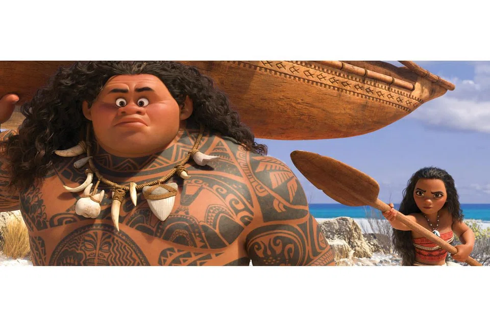 SUARA JOHNSON: Suara Maui (kiri) dipinjamkan Dwayne Johnson dalam filem 'Moana'. - Foto WALT DISNEY PICTURES