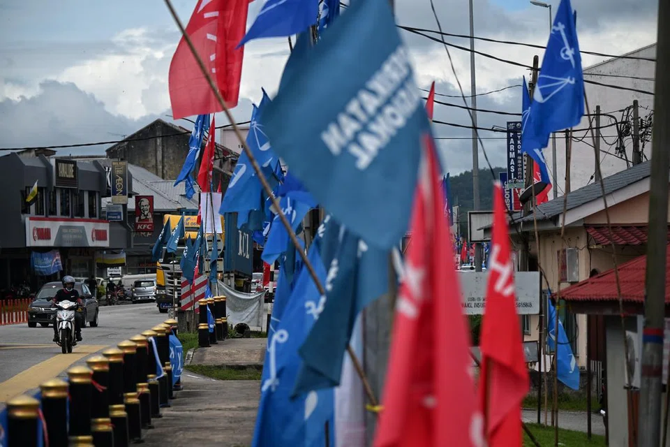 PERLU KERJA KERAS: Barisan Nasional masih perlu sokongan pengundi bukan Melayu dalam pilihan raya negeri dan mesti bekerja lebih keras memandangkan Kongres India Malaysia dan Persatuan Cina Malaysia tidak bertanding dalam pilihan raya itu.