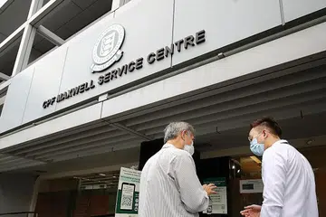 MENINGKAT: Bilangan pencarum yang menokok akaun simpanan persaraan CPF mereka sendiri atau orang tersayang adalah hampir 40 peratus lebih tinggi tahun lalu berbanding 2019. - Foto ZAOBAO