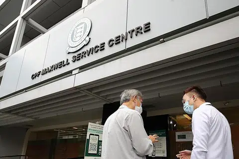 MENINGKAT: Bilangan pencarum yang menokok akaun simpanan persaraan CPF mereka sendiri atau orang tersayang adalah hampir 40 peratus lebih tinggi tahun lalu berbanding 2019. - Foto ZAOBAO