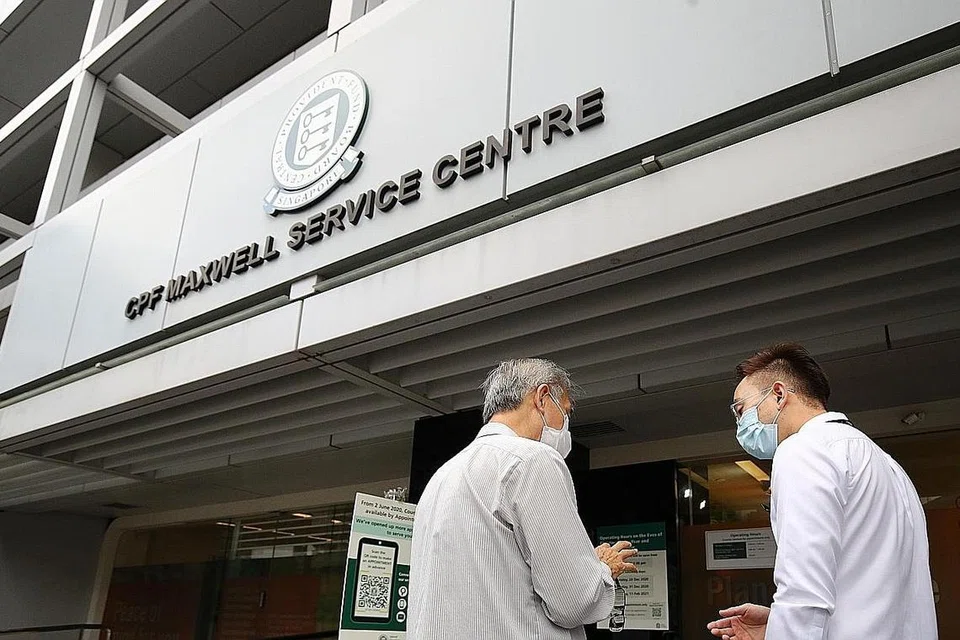MENINGKAT: Bilangan pencarum yang menokok akaun simpanan persaraan CPF mereka sendiri atau orang tersayang adalah hampir 40 peratus lebih tinggi tahun lalu berbanding 2019. - Foto ZAOBAO