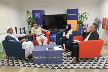 KUPAS ISU INKLUSIVITI: Anggota panel perbincangan terdiri daripada (dari kiri) Dr Leyaket Ali Mohamed Omar, CEO Human Connection Sg; Dr Mohamed Ali, Penolong Profesor di SRP; dan Cik Nursheila Muez, Penganalisis Penyelidikan di SRP. Moderatornya ialah Encik Nazry Mokhtar, Timbalan Editor Berita Harian/Berita Minggu (kanan). - Foto BM oleh ALPHONSUS CHERN