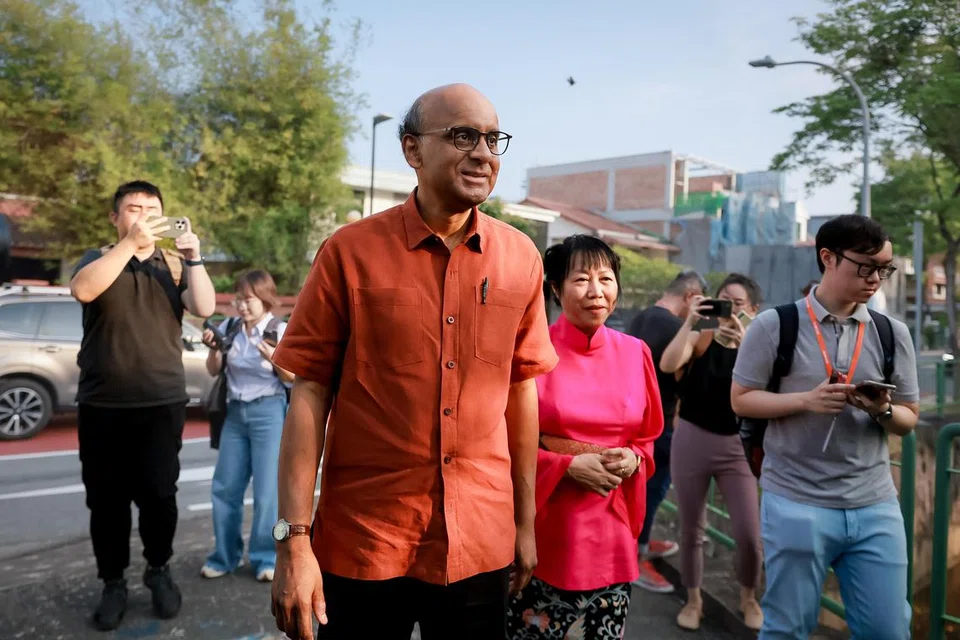 BUANG UNDI: Encik Tharman, bersama isteri Cik Jane Ittogi tiba di Sekolah Rendah Perempuan Raffles untuk membuang undi pada Jumaat.  