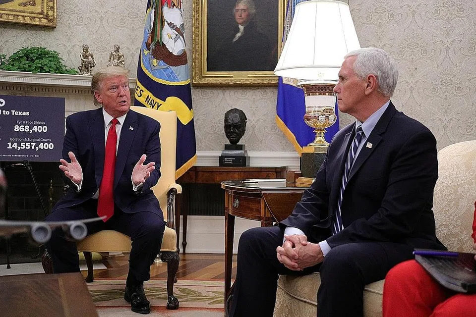 KEDEDUA SIHAT: Semasa pertemuan dengan gabenor Texas di Pejabat Oval pada kelmarin, Encik Donald Trump (kiri) dan Encik Mike Pence (kanan) kelihatan tidak menggunakan pelitup. - Foto REUTERS