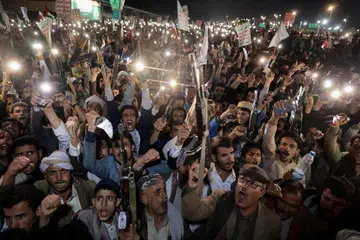 Penyokong Houthi melaungkan slogan ketika menyertai tunjuk perasaan membantah serangan udara ke atas Lapangan Terbang Antarabangsa Sanaa di Sanaa, Yaman pada 13 Julai 2026. Serangan itu mencetuskan semula ketegangan antara Houthi dan Arab Saudi, dengan kedua-dua pihak saling menuduh melancarkan serangan yang mengancam gencatan senjata sejak 2022 serta meningkatkan kebimbangan konflik di Yaman akan kembali memuncak.