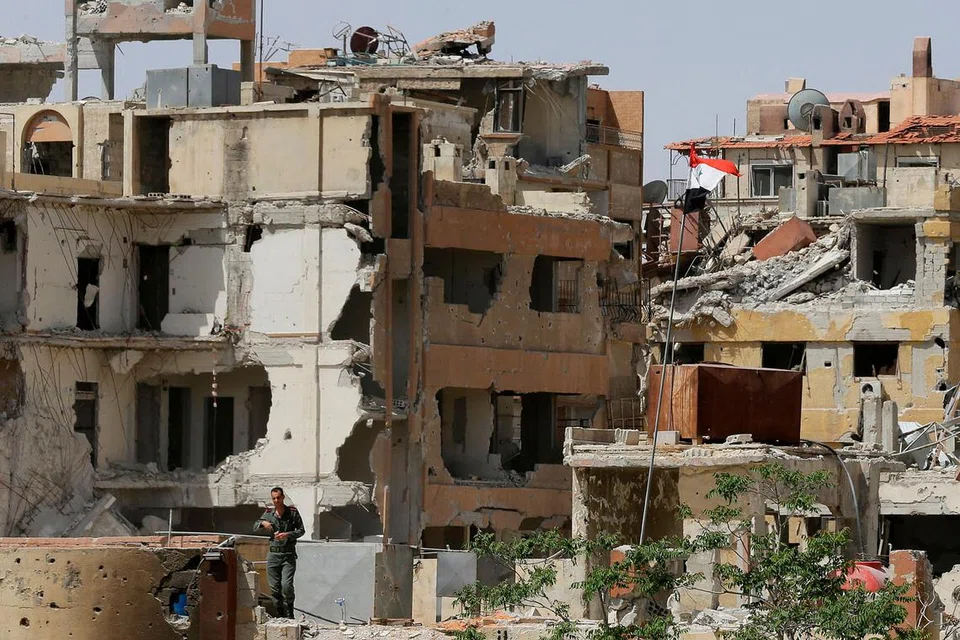 PERUBAHAN: Rakyat Syria berpusu-pusu ke pasar di Douma yang ditaja pemerintah untuk membeli keperluan harian yang dahulu tidak mampu dibeli mereka. Namun keadaan di luar pasar itu belum berubah, dalam kehancuran, dengan kereta terbiar berkarat di luar dan runtuhan bertimbun di jalan-jalan berdebu. - Foto AFP
