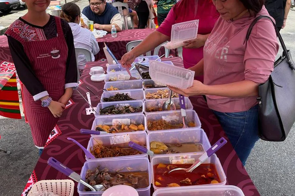 JAMU SELERA: Perantau dari Sabah dan Sarawak tidak melepaskan peluang mengunjungi Pasar Borneo pada setiap Sabtu untuk mendapatkan juadah asli dari negeri berkenaan.
