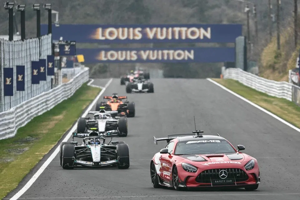 Kereta keselamatan mengetuai barisan pelumba susulan satu kemalangan melibatkan pemandu Haas, Oliver Bearman, semasa perlumbaan Formula Satu (F1) Grand Prix Jepun di Litar Suzuka, pada 29 Mac.