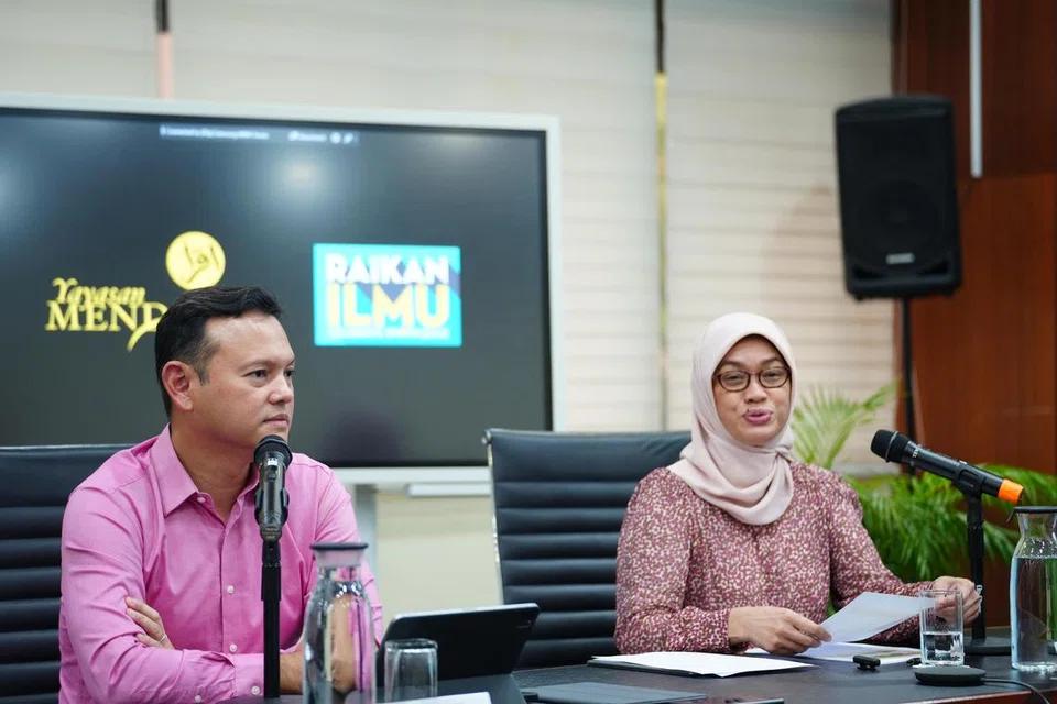 Timbalan pengerusi Yayasan Mendaki, Encik Zaqy Mohamad yang juga Menteri Negara Kanan (Pertahanan dan Tenaga Manusia) bersama Ketua Pegawai Eksekutif (CEO) Mendaki, Cik Zuraidah Abdullah semasa sidang media untuk Raikan Ilmu, yang diadakan di Wisma Mendaki, di Kee Sun Avenue, pada 29 Mei.