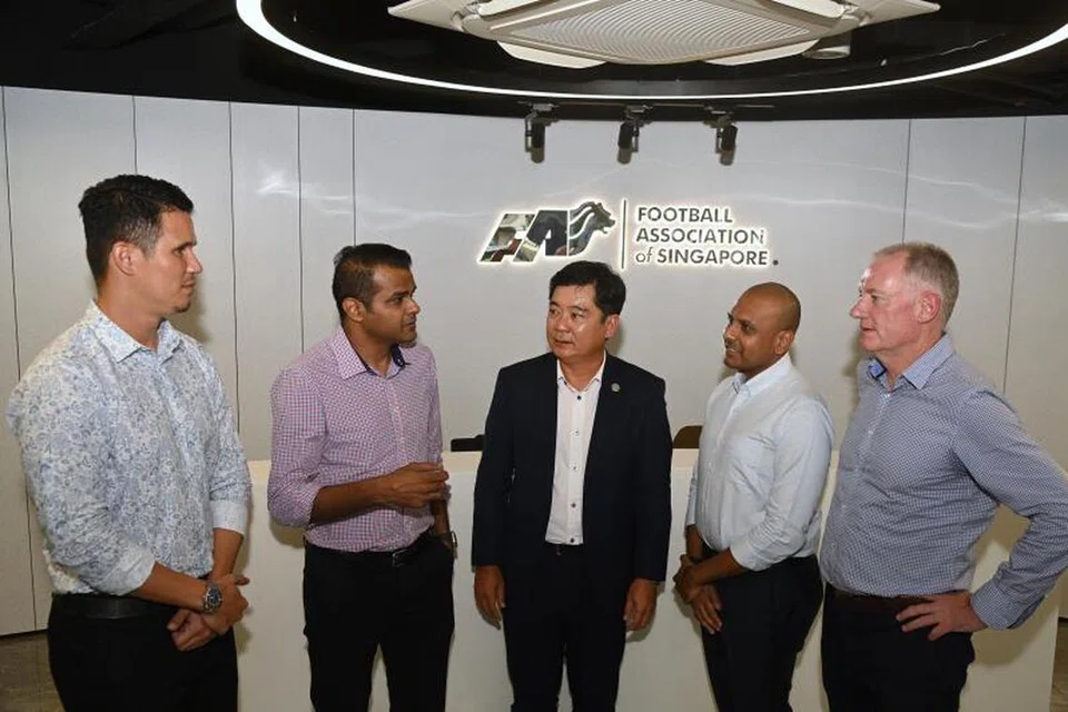 BANGUNKAN BAKAT: (Dari kiri) Ketua Perancangan Persatuan Bola Sepak Singapura (FAS) Baihakki Khaizan; Setiausaha Agung FAS Yazeen Buhari; Pemangku Presiden FAS Bernard Tan; Pengarah Pertandingan Aloysius Vetha dan Pengarah Teknikal FAS Michael Browne di Stadium Jalan Besar pada Khamis, semasa mengumumkan beberapa inisiatif bagi meningkatkan pembangunan bola sepak Singapura.