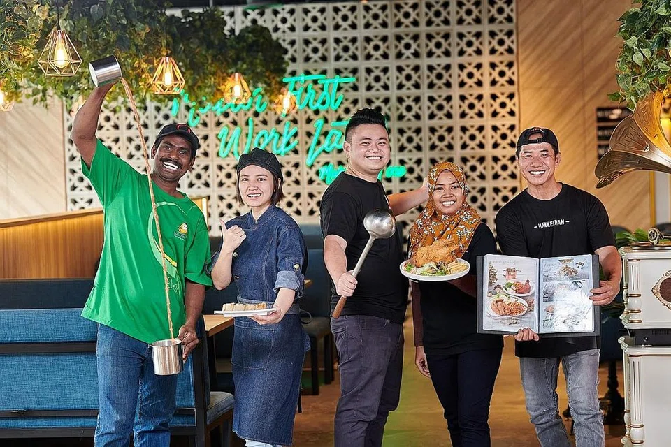 RESTORAN ANEKA KONSEP: (dari kiri) Encik Gopal Rajendran dari Tenderbest Makcik Market; Encik Kivi Chang dari Hawkerman; Encik Ray Lim, Pengurus Operasi; Cik Hafizah Shahri dari Tenderfresh Classic; Encik Ishak Mohd dari Tenderbest Makcik Tuckshop. - Foto TENDERFRESH GROUP