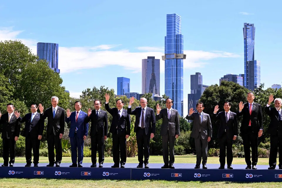 (Dari kiri)  Setiausaha Agung Asean, Encik Kao Kim Hourn; Perdana Menteri Vietnam, Encik Pham Minh Chinh; Perdana Menteri, Encik Lee Hsien Loong; Perdana Menteri Kemboja, Encik Hun Manet; Perdana Menteri Malaysia, Datuk Seri Anwar Ibrahim; Perdana Menteri Laos, Encik Sonexay Siphandone; Perdana Menteri Australia, Encik Anthony Albanese; Presiden Indonesia, Encik Joko Widodo; Sultan Brunei Hassanal Bolkiah; Presiden Filipina, Encik Ferdinand Marcos Jr.; Perdana Menteri Thailand, Encik Srettha Thavisin; dan Perdana Menteri Timor Timur, Encik Xanana Gusmao, bergambar di Sidang Puncak Asean-Australia ke-50 di Melbourne pada 6 Mac.