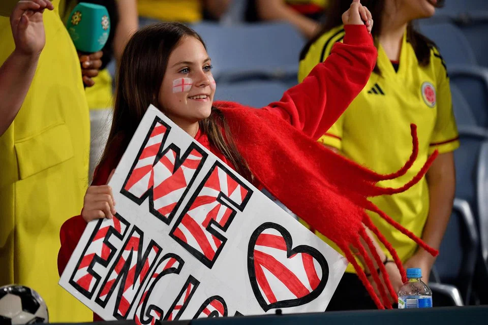 BERI SEMANGAT: Seorang peminat England memberi sokongan kepada pasukan Lioness itu semasa pertembungan suku akhir pasukan tersebut dengan Colombia. 