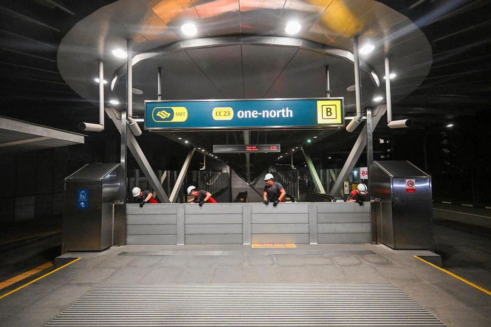 Pasukan Tindak Balas Banjir SMRT memasang pengadang banjir bertingkat di Stesen MRT One-North untuk menghalang air banjir ‘masuk’ semasa latihan banjir pada 12 Disember. 