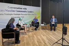 BERSAMA KONGSI PANDANGAN: Encik Masagos (dua dari kanan) bersama (dari kanan) Encik Sharael dan Cik Rahayu membincangkan isu pekerjaan, kemahiran, pendidikan dan sokongan bagi keluarga semasa sesi dialog M3 kelmarin bersama moderator, Cik Amatul Jameel. - Foto MCI