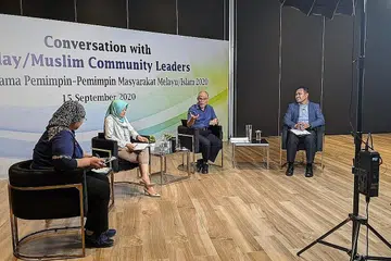 BERSAMA KONGSI PANDANGAN: Encik Masagos (dua dari kanan) bersama (dari kanan) Encik Sharael dan Cik Rahayu membincangkan isu pekerjaan, kemahiran, pendidikan dan sokongan bagi keluarga semasa sesi dialog M3 kelmarin bersama moderator, Cik Amatul Jameel. - Foto MCI