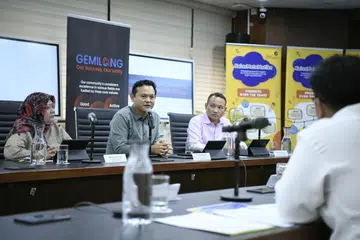 (Dari kiri) Timbalan Ketua Pegawai Eksekutif (DCEO) Mendaki, Cik Zulaiha Yusuf; Menteri Negara Kanan (Pertahanan merangkap Tenaga Manusia) yang juga Timbalan Pengerusi Mendaki, Encik Zaqy Mohamad; dan Mayor Majlis Pembangunan Masyarakat (CDC) South East, Encik Mohd Fahmi Aliman, di sidang media Laporan 5-Tahun M³  pada 9 Oktober.