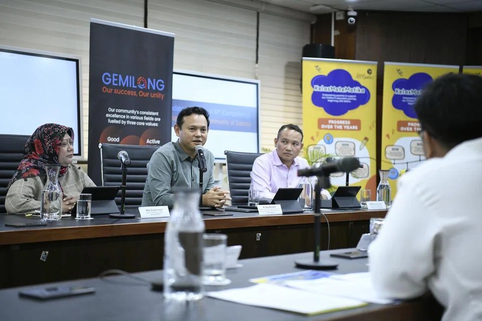 (Dari kiri) Timbalan Ketua Pegawai Eksekutif (DCEO) Mendaki, Cik Zulaiha Yusuf; Menteri Negara Kanan (Pertahanan merangkap Tenaga Manusia) yang juga Timbalan Pengerusi Mendaki, Encik Zaqy Mohamad; dan Mayor Majlis Pembangunan Masyarakat (CDC) South East, Encik Mohd Fahmi Aliman, di sidang media Laporan 5-Tahun M³  pada 9 Oktober.