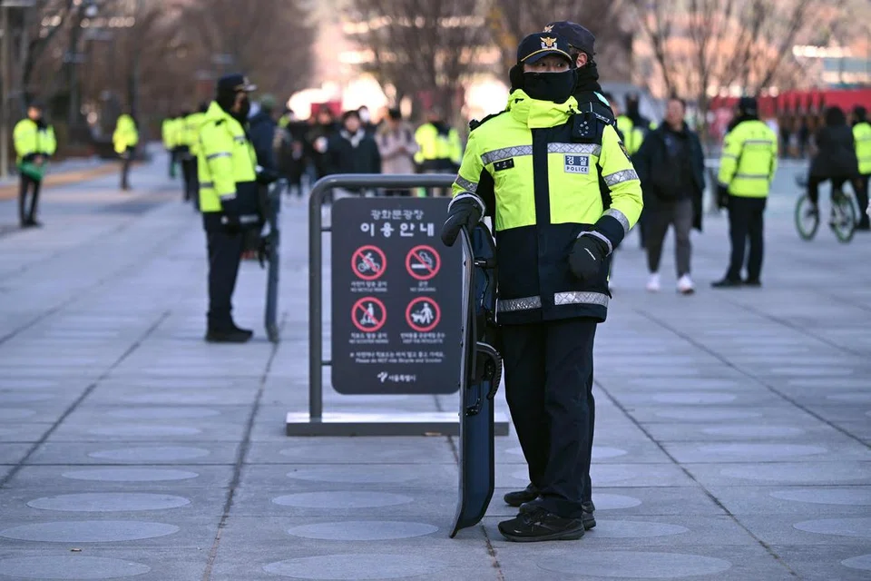 Para pegawai polis dikerah untuk meningkatkan langkah keselamatan di Dataran Gwanghwamun, di pusat bandar Seoul, selepas undang-undang tentera ditarik balik.