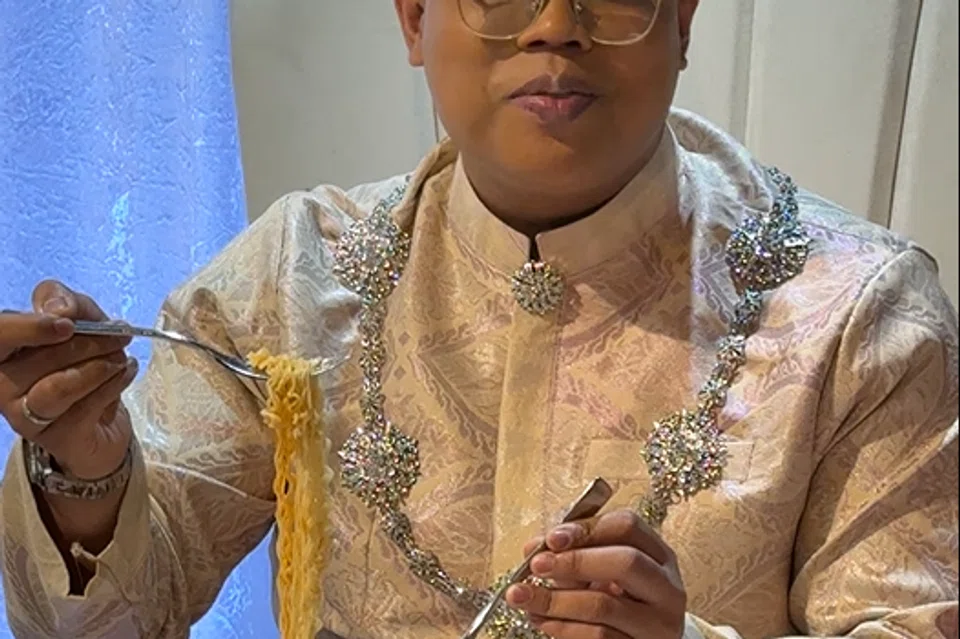 Encik Ahmad Ikhwan Ibrahim, penggemar mi segera Maggi sejak kecil lagi, sehingga beliau pernah bergurau dahulu untuk menghidangkan hidangan tersebut di majlis perkahwinannya kelak.