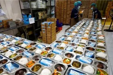 Majlis Ulama Indonesia (MUI) mengesahkan  dulang untuk program makanan berkhasiat percuma pemerintah yang diimport daripada China didapati mengandungi lemak khinzir.