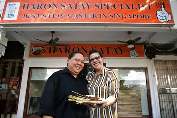 MENERUSKAN LEGASI KELUARGA: Cik Harlina (kiri) dan kakaknya, Cik Shima bersyukur dapat meluaskan perniagaan dimulakan bapa mereka dengan membuka kafe di 162 Upper East Coast Road. - Foto BH oleh KUA CHEE SIONG