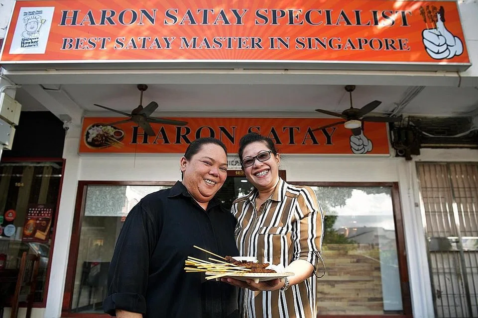 MENERUSKAN LEGASI KELUARGA: Cik Harlina (kiri) dan kakaknya, Cik Shima bersyukur dapat meluaskan perniagaan dimulakan bapa mereka dengan membuka kafe di 162 Upper East Coast Road. - Foto BH oleh KUA CHEE SIONG