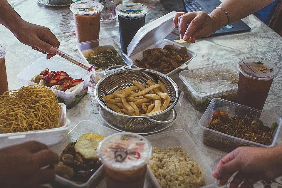 BERBUKA DI RUMAH: Keluarga setempat tidak perlu bimbang jika rindu hidangan restoran, kafe atau pusat penjaja untuk berbuka puasa menjelang Ramadan ini kerana kebanyakannya menawarkan khidmat penghantaran dan bawa pulang makanan untuk berbuka puasa. - Foto BH oleh HARITH MUSTAFFA.