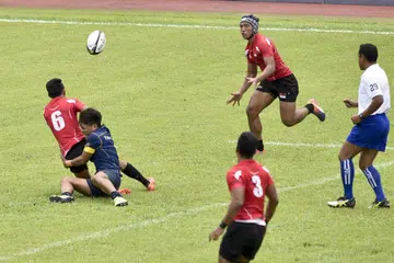 ATUR SERANGAN: Skuad lelaki yang diketuai kapten Marah Ishraf (kiri) mengatur gerak serangan ketika menentang Thailand. Foto SportsSG