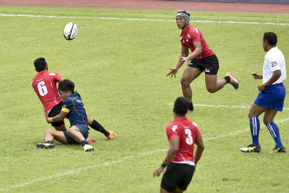 ATUR SERANGAN: Skuad lelaki yang diketuai kapten Marah Ishraf (kiri) mengatur gerak serangan ketika menentang Thailand. Foto SportsSG