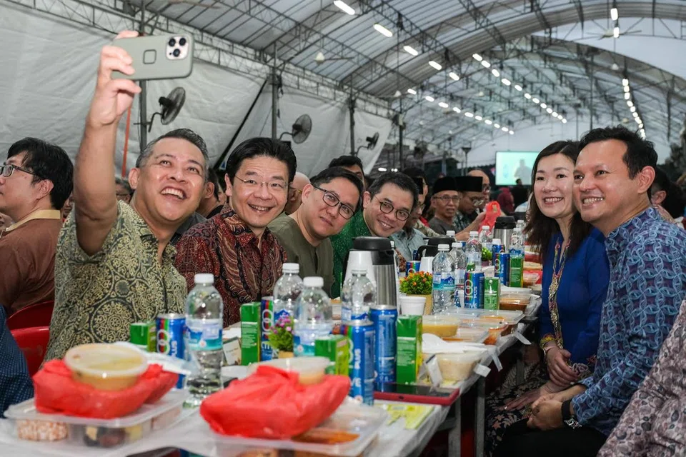 Perdana Menteri, Encik Lawrence Wong (dua dari kiri) bergambar bersama (dari kanan) Menteri Negara Kanan (Pertahanan merangkap Tenaga Manusia), Encik Zaqy Mohamad, penasihat kepada pertubuhan akar umbi (GRO) Woodgrove, Cik Hany Soh; penasihat kedua kepada GRO Limbang, Encik Ong Teng Koon dan penasihat kepada pertubuhan akar umbi Yew Tee, Encik Alex Yam di majlis Iftar Utara di Taman Sukan Mega Marsiling pada 16 Mac. Bersama mereka ialah pemimpin akar umbi, Encik Azriman Mansor.  